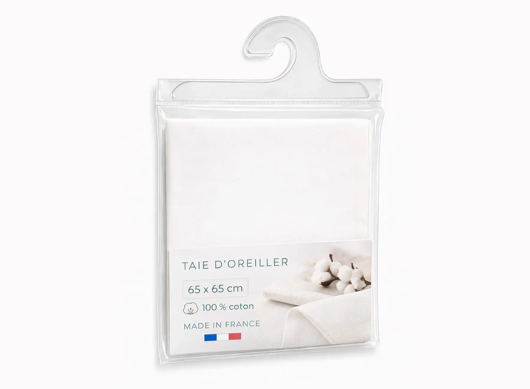 Taie d'oreiller blanche 65x65 cm en coton 100% emballée dans pochette plastique suspendue, étiquette «Made in France».